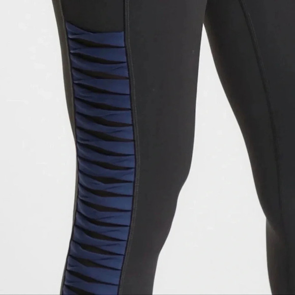 •Athleta Salutation 7/8 stash pocket tight•​ - Picture 2 of 6
